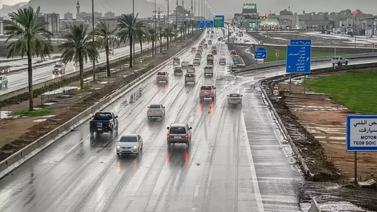 رياح إعصارية وبرد كثيف تضرب 9 مناطق سعودية مع تساقط كثيف للضباب